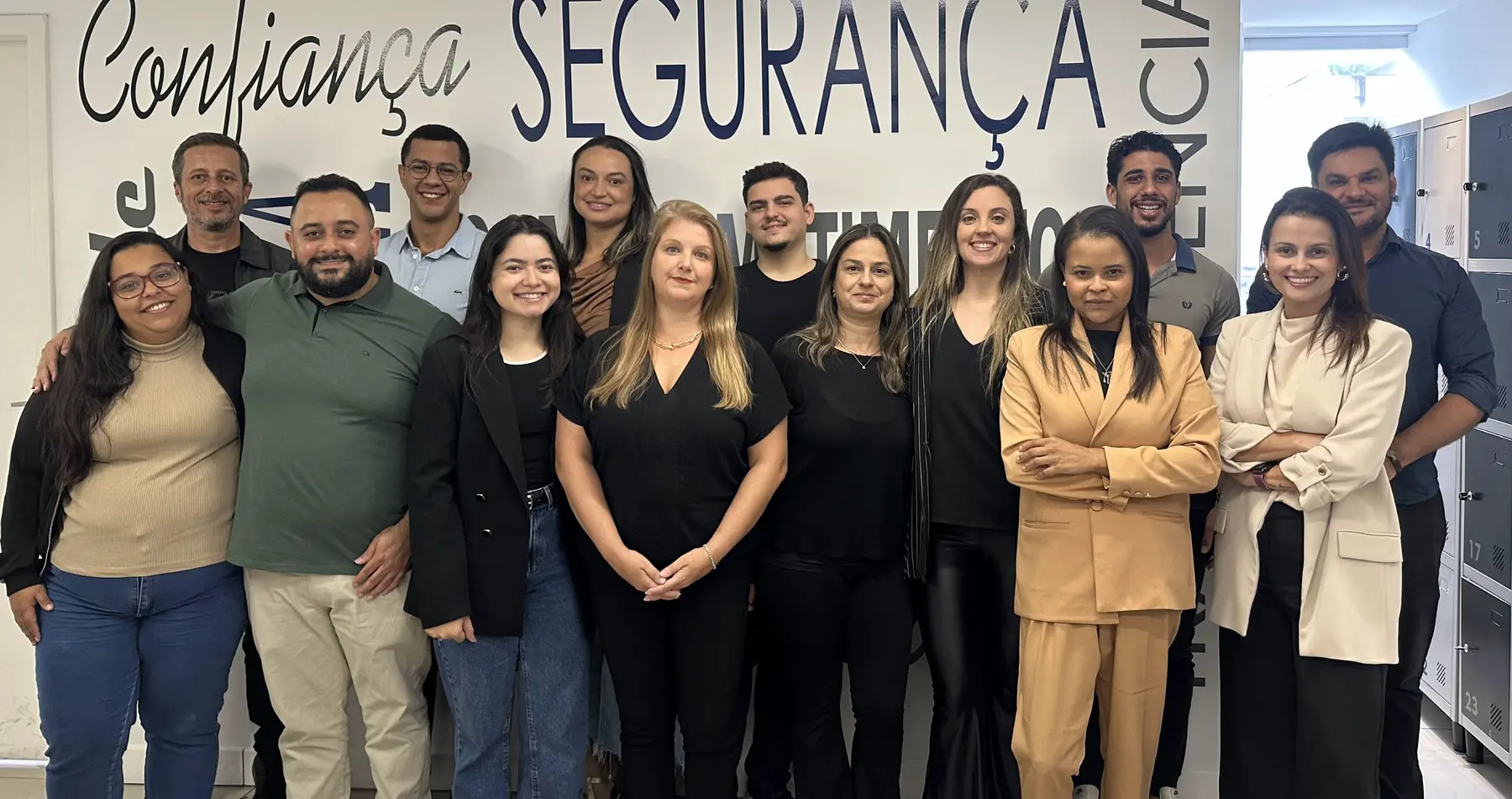 Equipe da Positivo reunida no escritório de Belo Horizonte