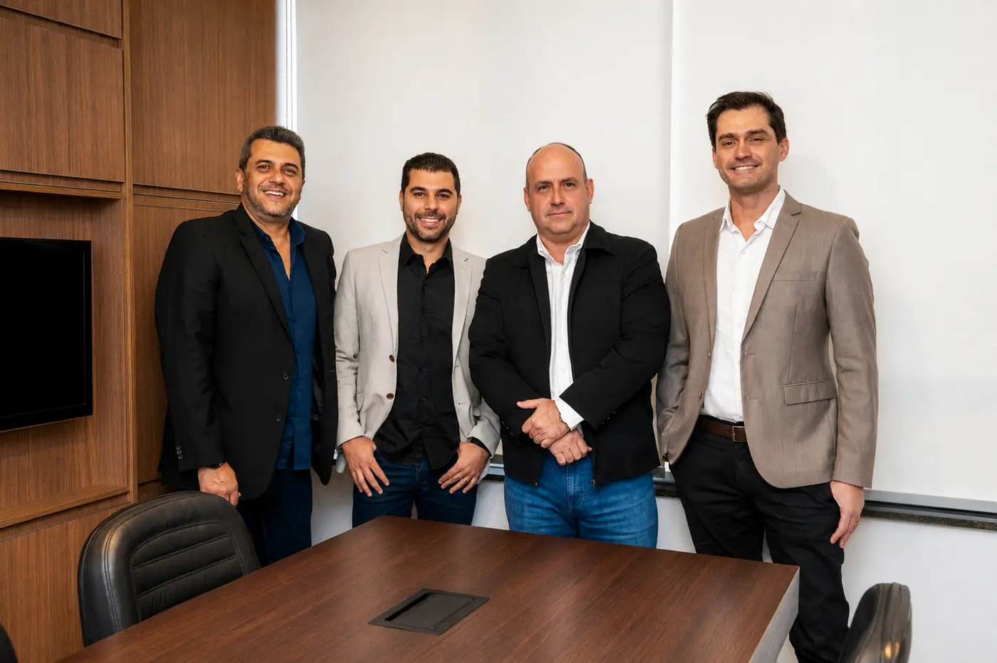 Os quatro sócios da Positivo na sala de reunião da corretora